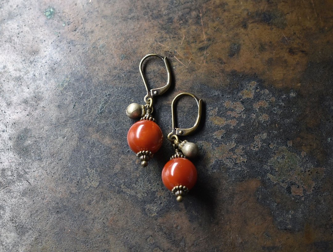 Coral round African amber and ethnic bell earrings 1.1mm - 耳环/耳夹 - 塑料 红色