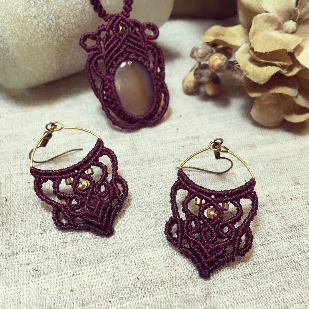 --macrame。花边结。耳饰--波尔多/宫廷风。黄铜 - 耳环/耳夹 - 防水材质 紫色