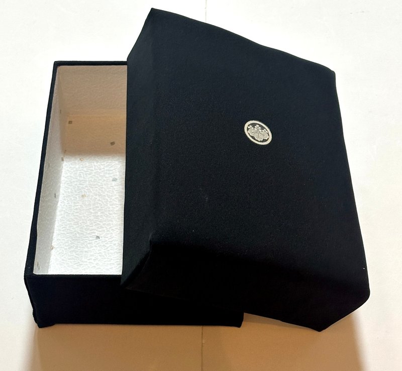 TAKARABAKO——用日本和服布料覆盖的储物盒。日本制造。体验日本 - 收纳用品 - 丝．绢 黑色