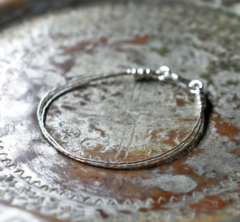 细致圆筒形银珠三圈手链 - 手链/手环 - 其他金属 银色