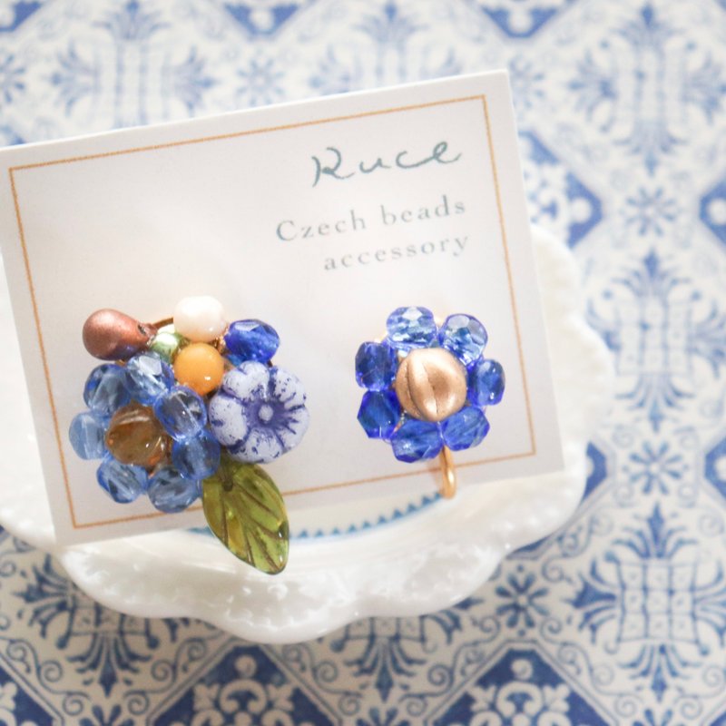 青花与森林果实的花束 / 捷克珠饰 ( 耳环・耳夹 ) - 耳环/耳夹 - 玻璃 蓝色