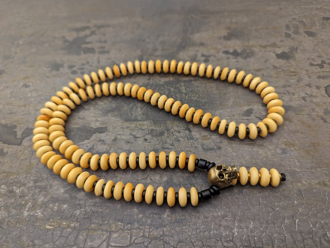 西藏橙色牦牛骨 Mala 祈祷项链 108 颗冥想珠 Kali Mala 骷髅吊坠 - 项链 - 木头 金色