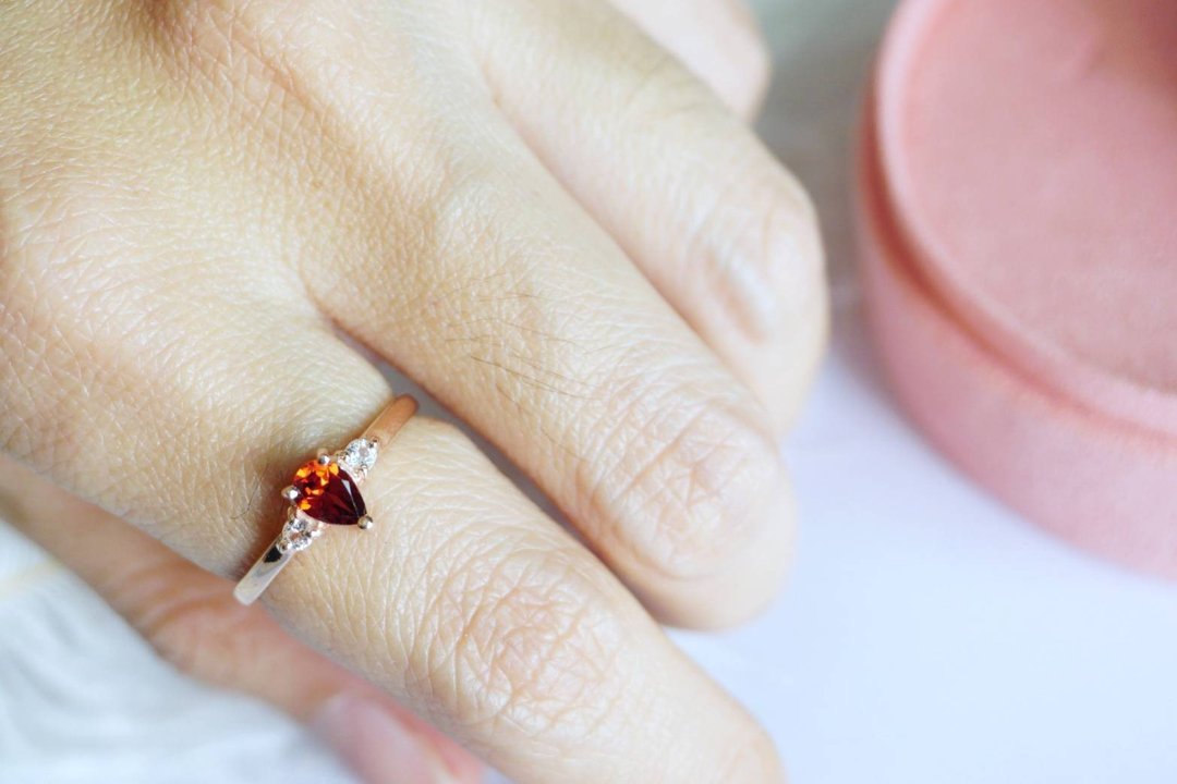 Natural Garnet ring Silver925, Birthday Gift, January Birthstone ring - 戒指 - 纯银 红色