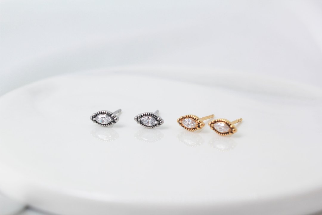 【SWS饰品】花边锆石 医疗钢耳环 抗过敏 一般细针 - 耳环/耳夹 - 贵金属 多色
