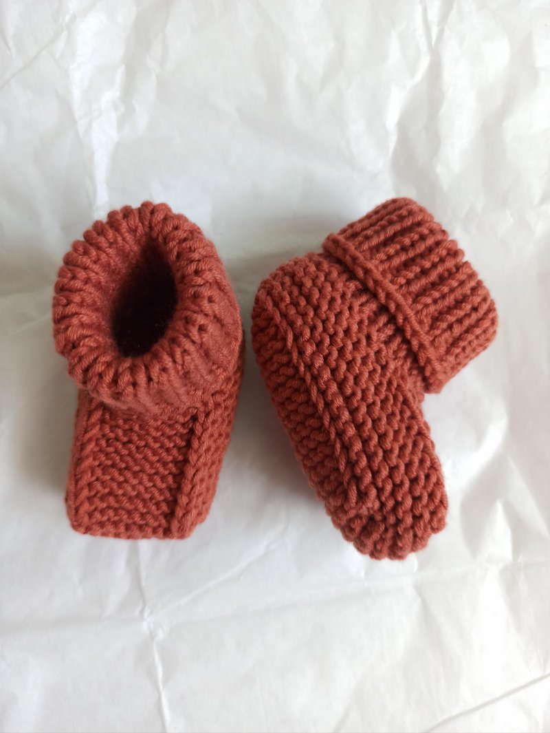 Booties for newborns. Knitted socks for the baby. Warm booties for girls. - 婴儿袜子 - 棉．麻 咖啡色