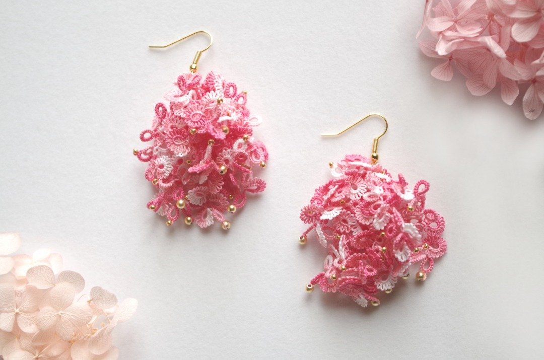 Hand-dyed Tatting Lace Fluffy Earrings Sakura - 耳环/耳夹 - 棉 粉红色