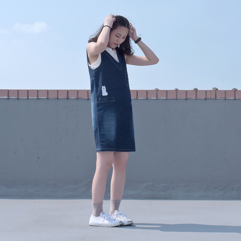 装文青的短腿草泥羊－牛仔刺绣V字吊带裙 - 背带裤/连体裤 - 其他材质 蓝色