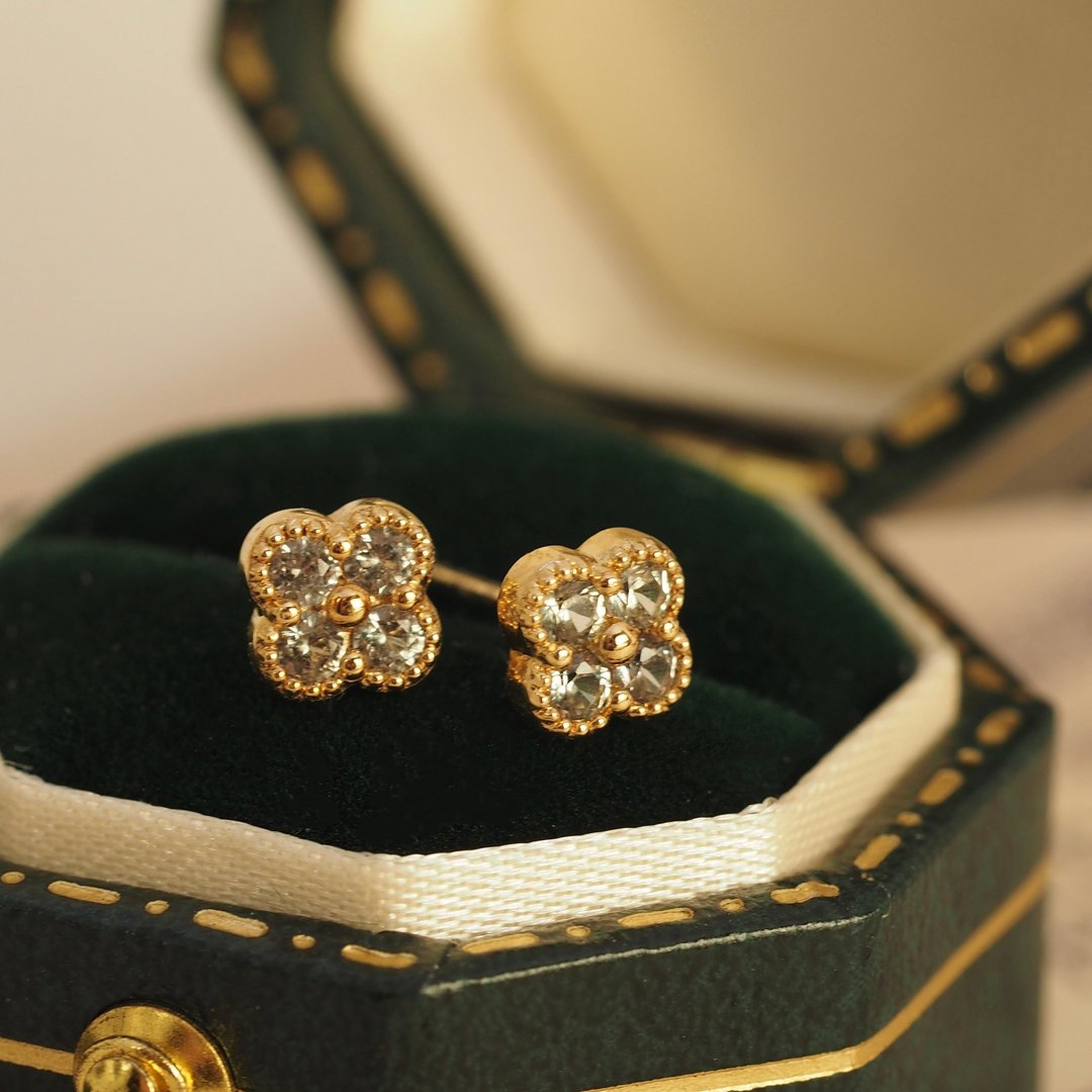 18K金绿宝石四叶草耳环 18K Gold Green Sapphire Clover Earring - 耳环/耳夹 - 贵金属 