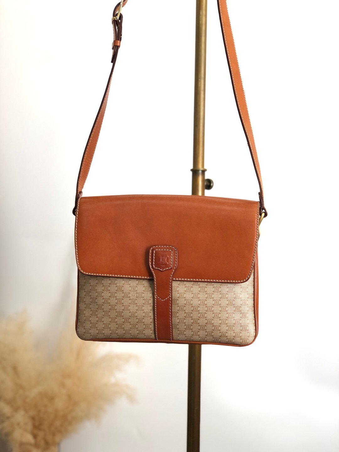 【 日本直送 名牌中古包 】CELINE  સੇલિન 马卡龙风 侧背包 米色 压印 Logo PVC 皮革 vintage 复古 hwdc65 - 侧背包/斜挎包 - 防水材质 咖啡色