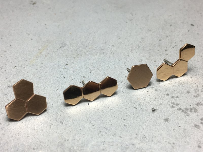 AJEOSSI【手工×定制×DIY】 黄铜、红铜×蜂巢耳环敲字 - 耳环/耳夹 - 铜/黄铜 金色
