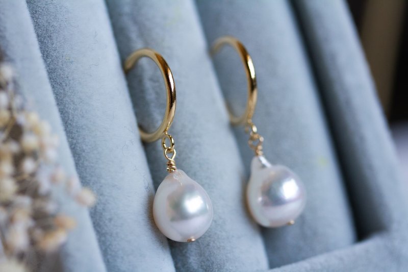 日本产 阿古屋散珠 圈形设计 耳钉式耳环 14KGF Akoya Baroque Pearl Hoop-Style Stud Earring - 耳环/耳夹 - 珍珠 白色