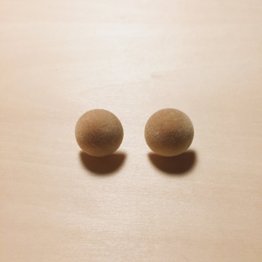 复古卡其绒布丸子耳环 - 耳环/耳夹 - 其他材质 卡其色