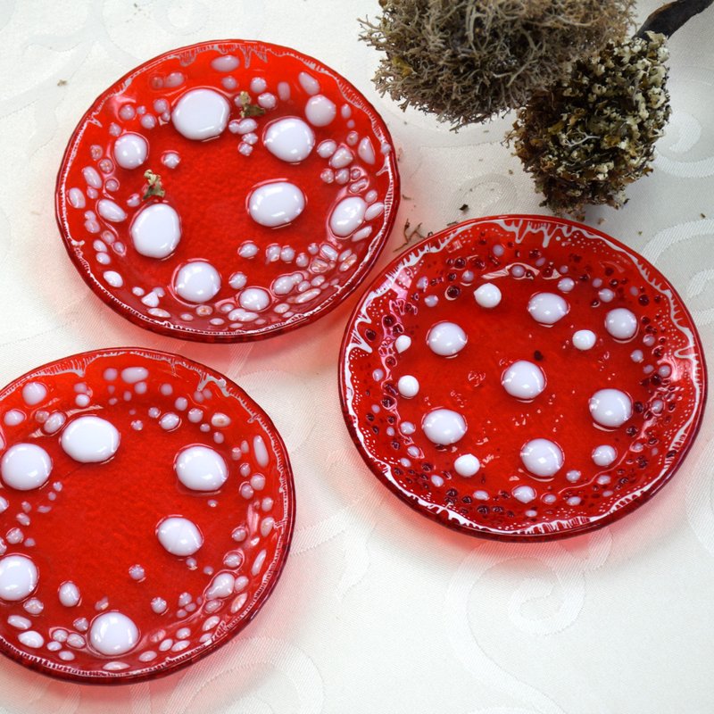 Magic mushroom fused glass plate - 浅碟/小碟子 - 玻璃 红色