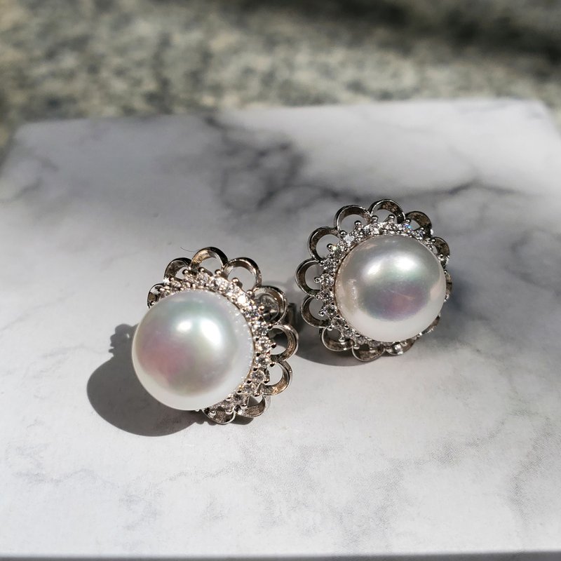 。古典珍珠。天然淡水圆珍珠花花耳钉。 925纯银防敏感耳环 - 耳环/耳夹 - 珍珠 银色