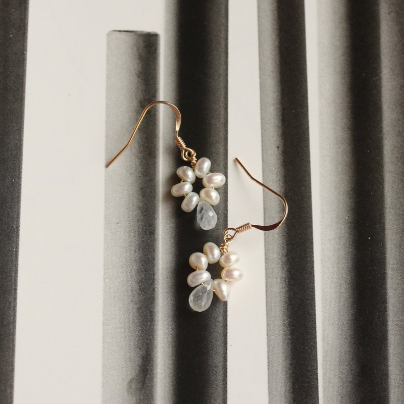 【礼物】好Chill-天然珍珠月光石 耳环14KGF注金 - 耳环/耳夹 - 宝石 透明