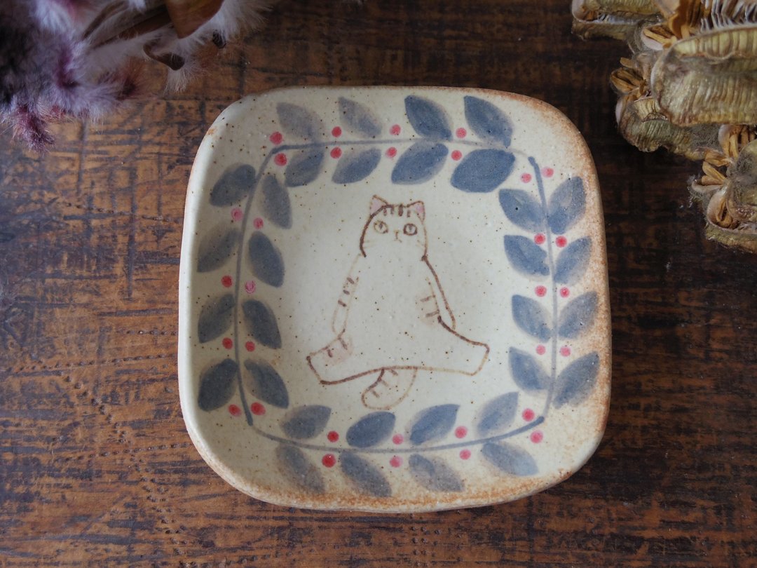 Tiny plate with Cat - 盘子/餐盘/盘架 - 陶 卡其色