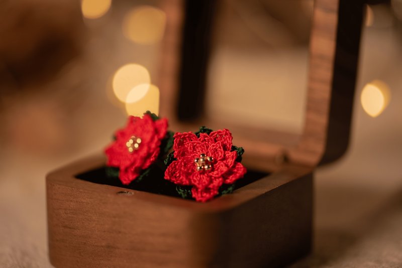 【圣诞花】 耳环 微钩 交换礼物 花 圣诞节 耳夹 手作 圣诞红 - 耳环/耳夹 - 绣线 红色