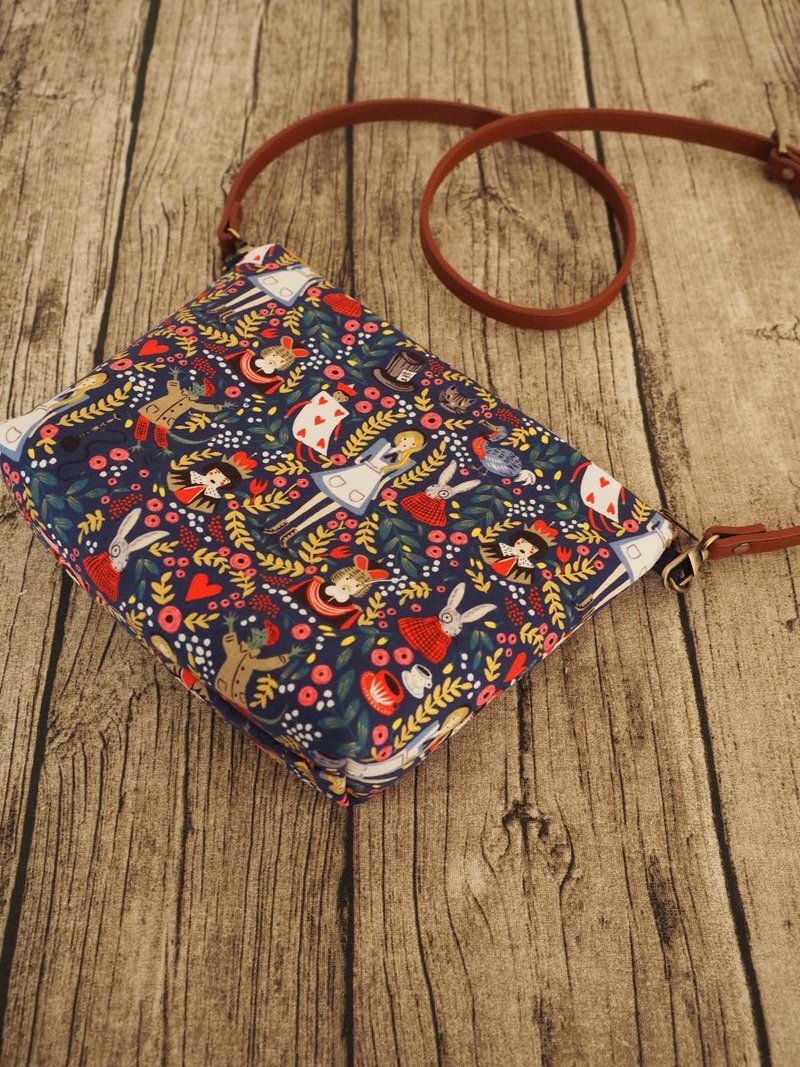 手工缝制托特侧肩包帆布手袋 深蓝爱丽丝梦游仙境 - 侧背包/斜挎包 - 棉．麻 蓝色