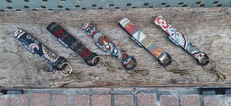 AMINS SHINY WORLD 手工民族织布图腾相机带多工钥匙圈2.0 - 钥匙链/钥匙包 - 棉．麻 多色