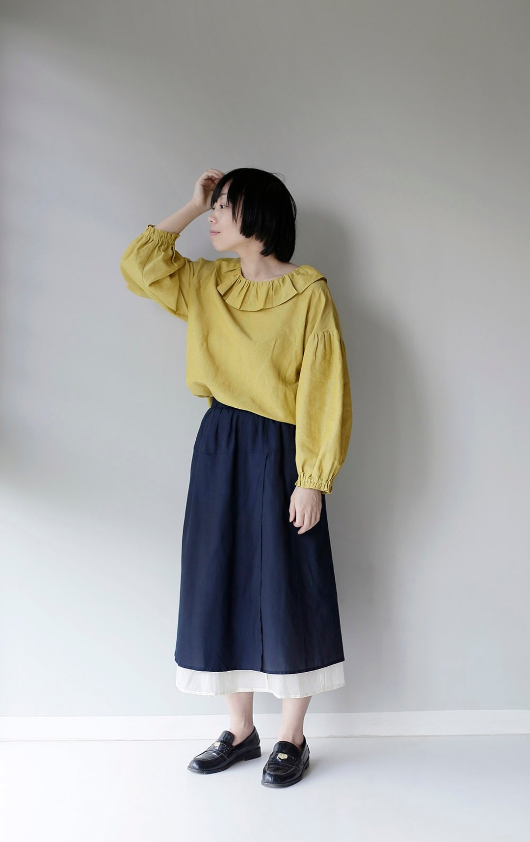 银杏黄砂洗亚麻 花瓣領小泡泡袖上衣 - 女装上衣 - 棉 黄色