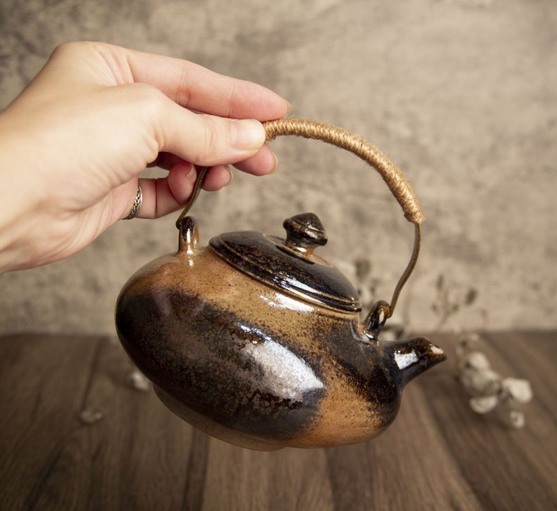 壶∣柴烧手工提梁壶∣似黑天目天然落灰每面不同∣茶壶、陶艺设计 - 茶具/茶杯 - 陶 金色