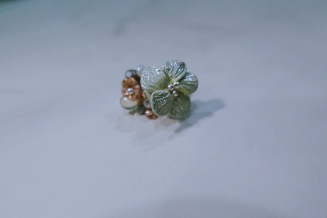 花丛间的花儿 戒指 黄绿 - 戒指 - 陶 绿色