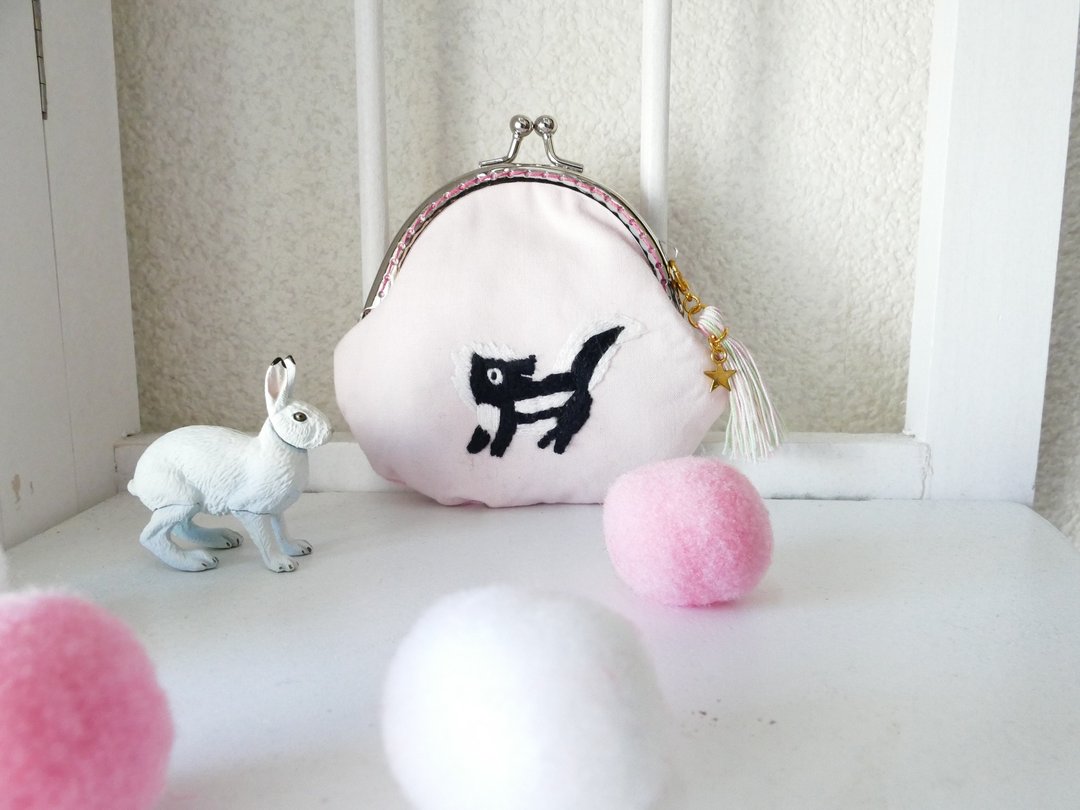Embroidered mini gamaguchi scank white X pink gold with tassel - 零钱包 - 棉 粉红色