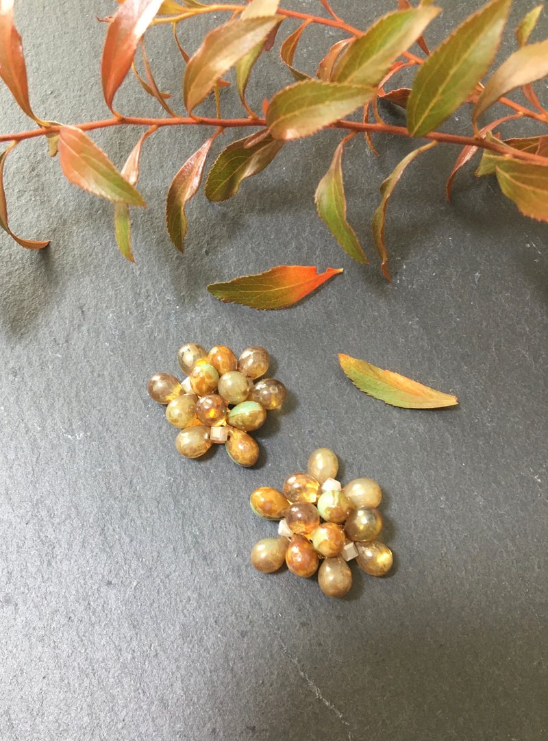 秋色のガラスビーズのお花のピアス - 耳环/耳夹 - 玻璃 卡其色
