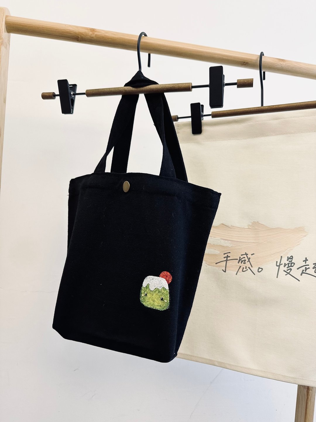 手绘帆布包x来去日本 富士山布丁 手提袋 可定制毕业礼物 - 手提包/手提袋 - 棉．麻 黑色