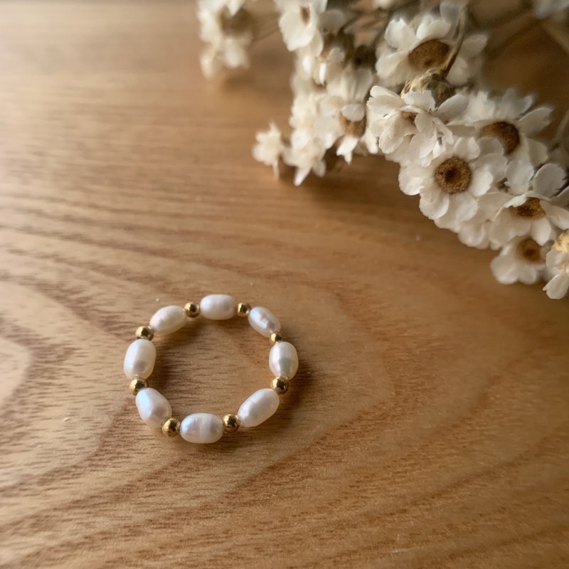 Les Clairs 手作米形珍珠与小黄铜圆珠戒指 - 复古色与黄铜原色 - 戒指 - 珍珠 白色