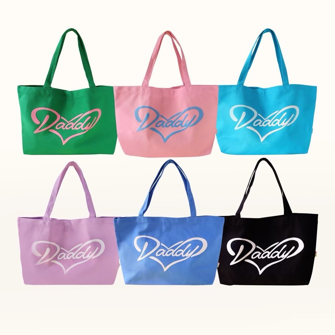 DADDY | Heart Tote 帆布托特包，印有可爱的 Daddy Heart Logo 浮雕图案。 - 手提包/手提袋 - 其他材质 多色
