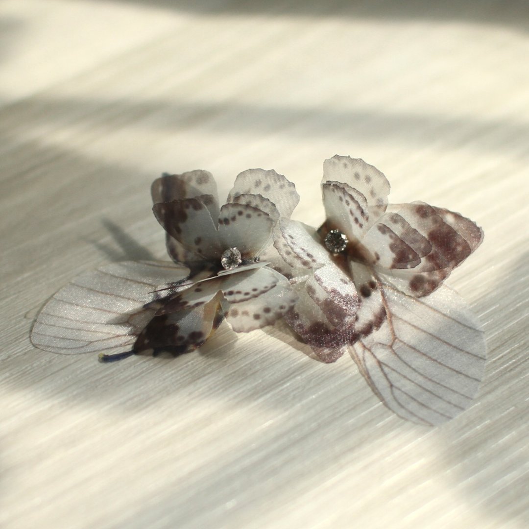 不对称蝴蝶耳环一对&水钻925银耳针 pierced or clip-on earring - 耳环/耳夹 - 丝．绢 灰色