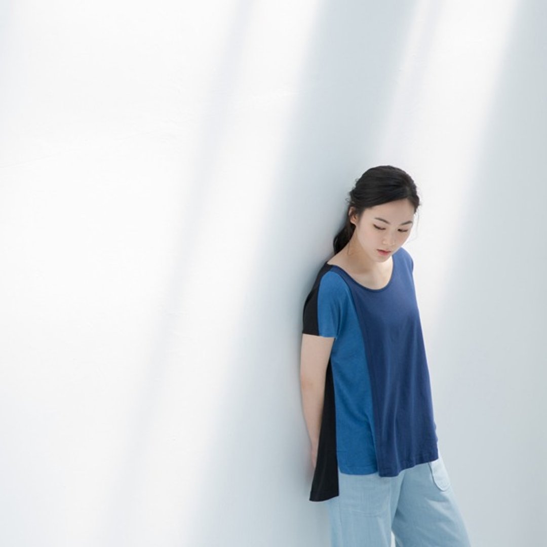 日常对话轻柔有机棉拼接上衣-蓝莓巧克 - 女装上衣 - 棉 蓝色
