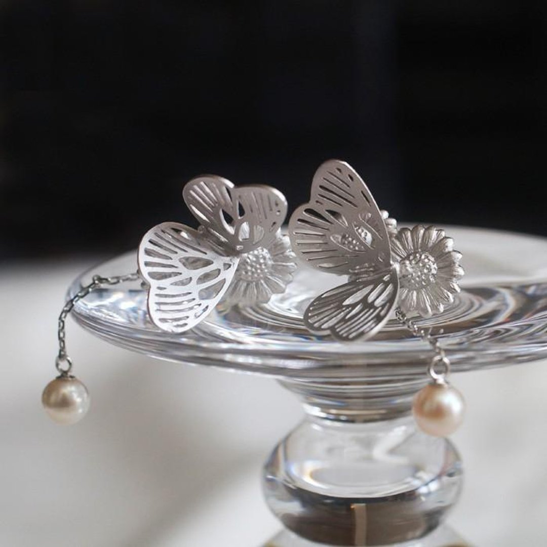 Paradis Earrings Silver Freshwater Pearl One Ear - 耳环/耳夹 - 其他金属 银色