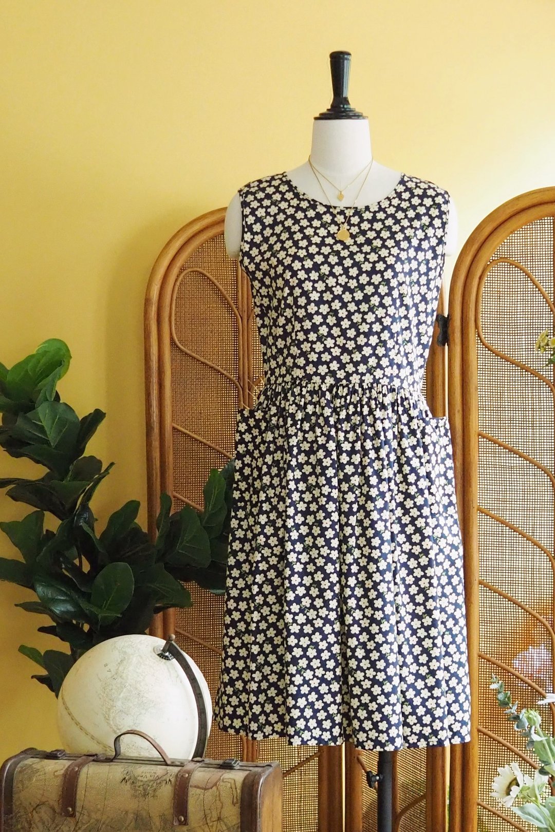 古著洋裝 | Size L | Navy blue with floral pattern - 洋装/连衣裙 - 棉 蓝色