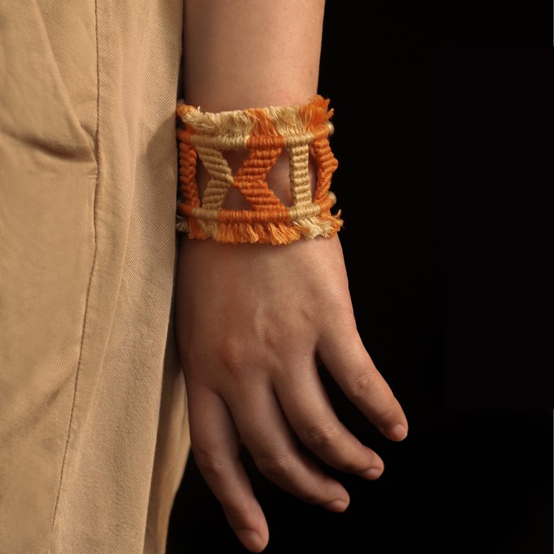 女神的信物 Macramé 编织手环 艳阳橘 - 手链/手环 - 棉．麻 橘色
