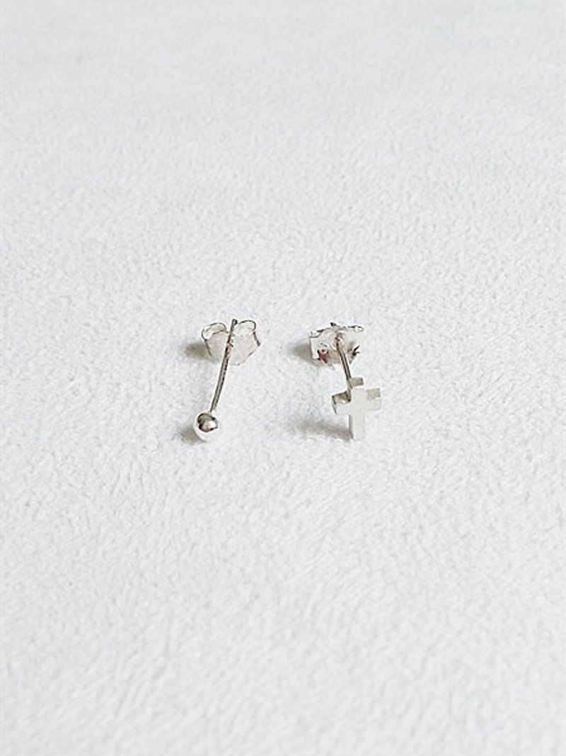 十字架・耳环 雾面 925纯银【SZE1657】 - 耳环/耳夹 - 其他金属 银色
