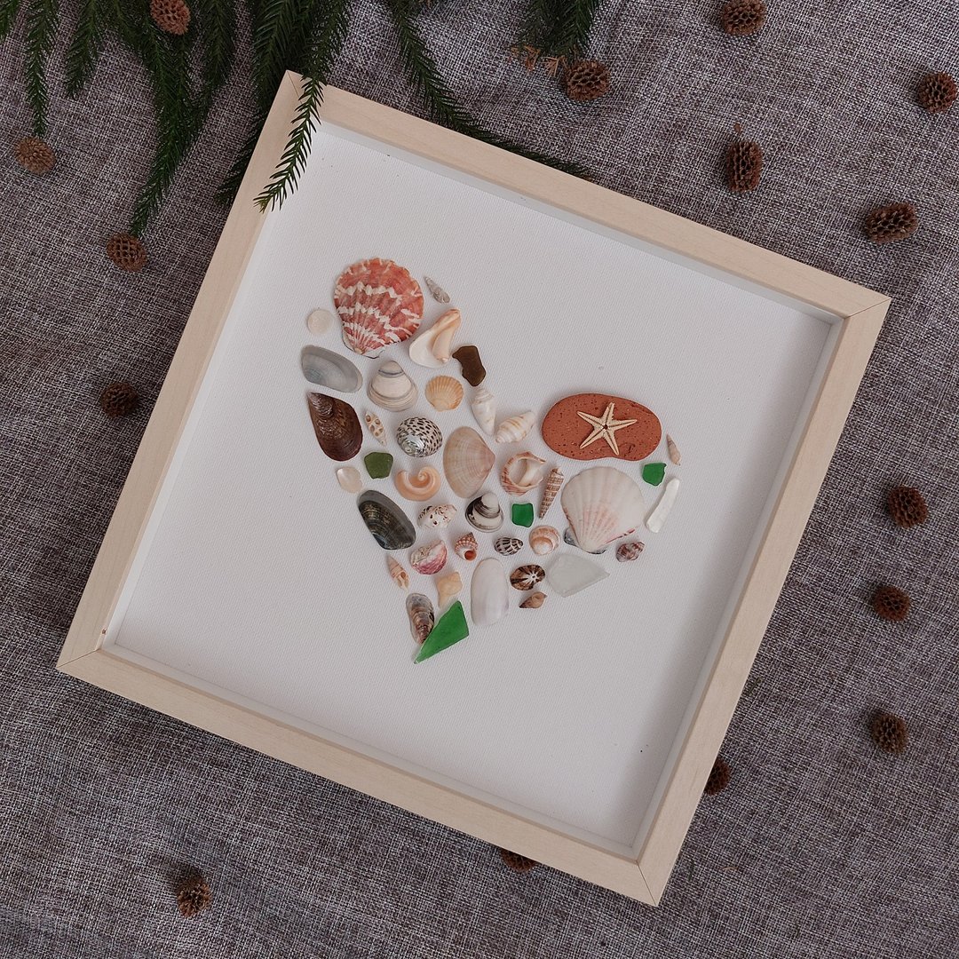 Sea glass heart, shells, pebbles. SeaShell Wall Art. Frame, Shadow box. - 墙贴/壁贴 - 贝壳 白色