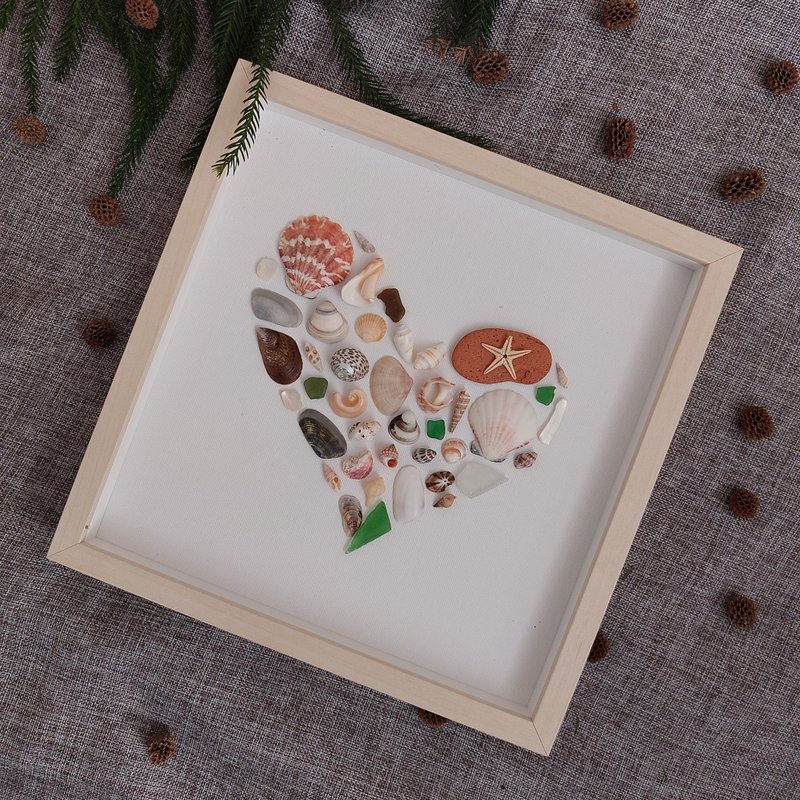 Sea glass heart, shells, pebbles. SeaShell Wall Art. Frame, Shadow box. - 墙贴/壁贴 - 贝壳 白色
