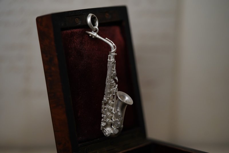 925银迷你管弦乐吊坠系列 - 萨士风 (不含项链) - 项链 - 纯银 银色