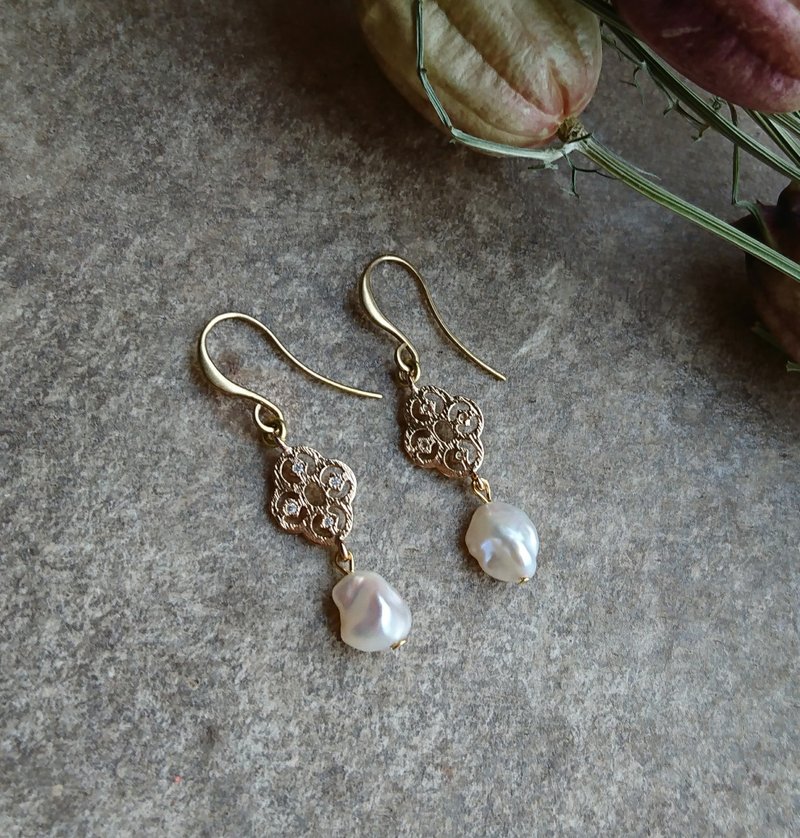 古典镂空雕花淡水珍珠耳环 - 耳环/耳夹 - 其他金属 金色