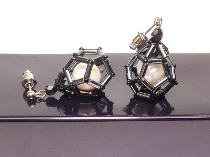 Pearl earrings Lanterns beaded earrings dangle drop boho voluminous earrings - 耳环/耳夹 - 珍珠 黑色