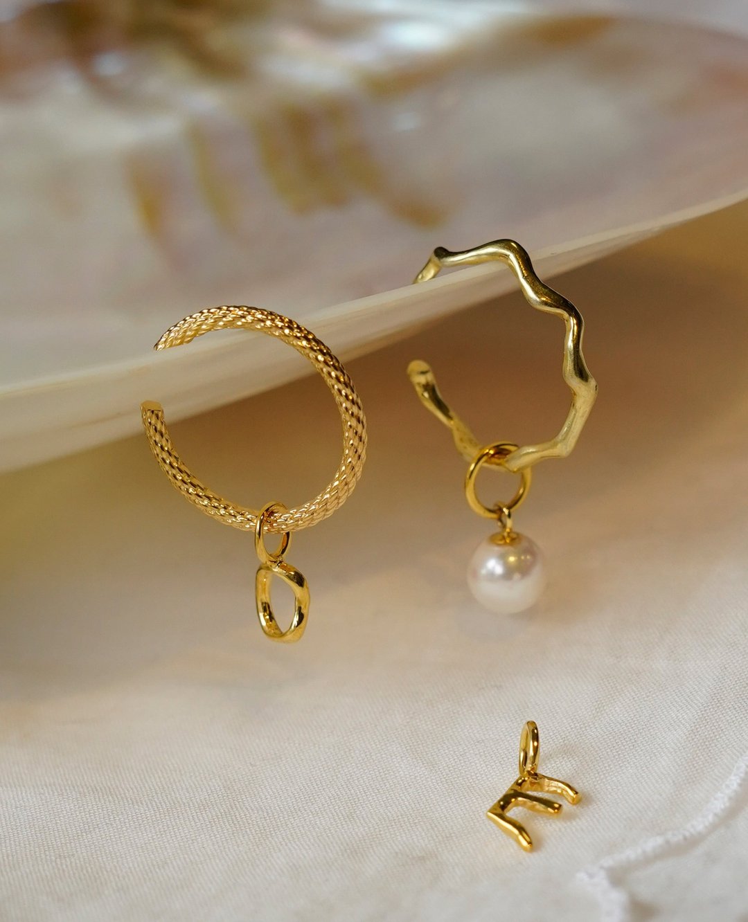 SV Initial Earcuff Ring 字母耳扣戒指 - 耳环/耳夹 - 其他金属 金色