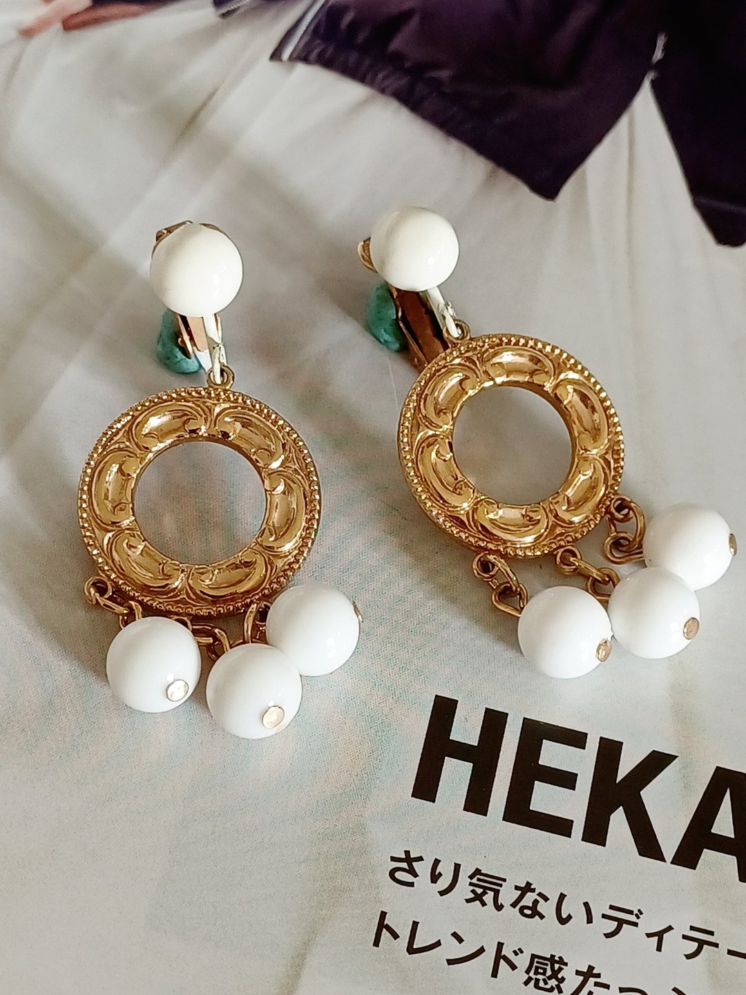 Avintage jewelry 典雅金环垂坠白色串珠 夹式耳环 - 耳环/耳夹 - 其他金属 