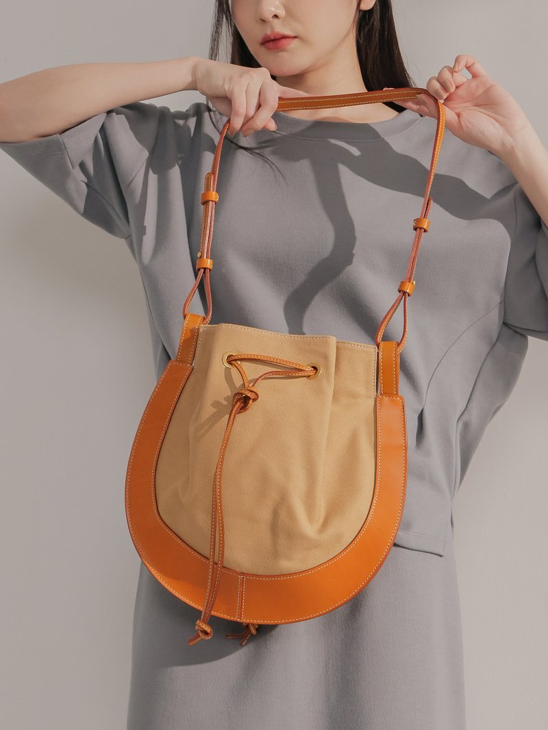 异材质拼接-束口椭圆侧背包-驼色 - 侧背包/斜挎包 - 真皮 金色