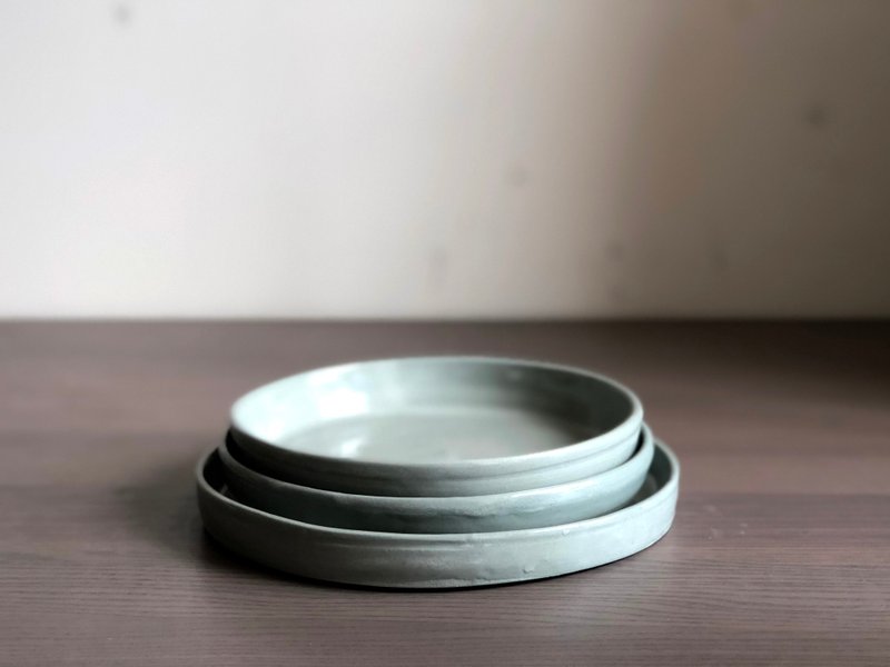 MIZŪMI 【 湖 】手作瓷器 6寸浅碟 - 浅碟/小碟子 - 陶 蓝色