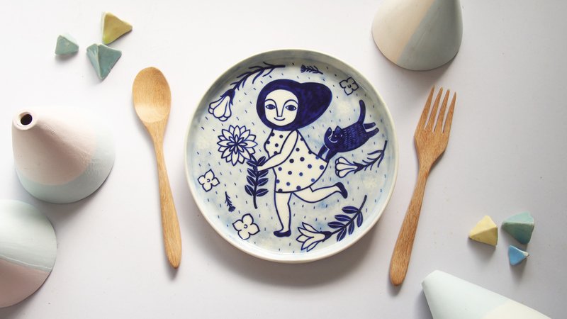 Women Runing (L) l ceramics l May & Clay Ceramics Studio. - 浅碟/小碟子 - 陶 蓝色