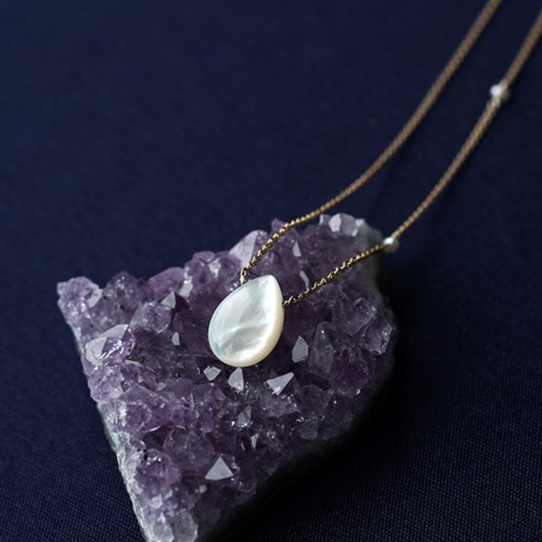 Semi-long necklace with pair shape cut of white pearl oyster and woven freshwater pearls Dominika - 项链 - 宝石 白色