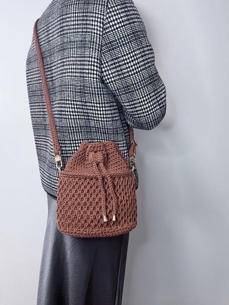 手工钩织Diamante 水桶袋单肩手袋斜孭袋咖啡色针织鈎织编织手作 - 手提包/手提袋 - 棉．麻 咖啡色