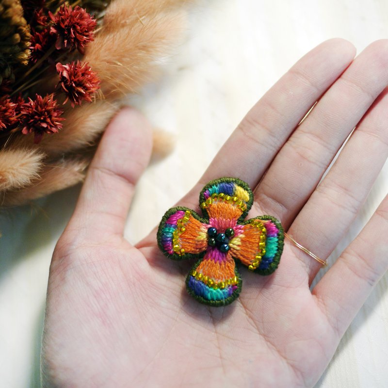【花室出品】 手作花花胸针 - 胸针 - 绣线 多色